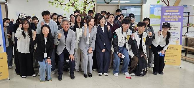 [대전=뉴시스] 대전대학교 상담학과 관계자들 기념촬영. (사진=대전대 제공) 2026.05.04.  photo@newsis.com *재판매 및 DB 금지