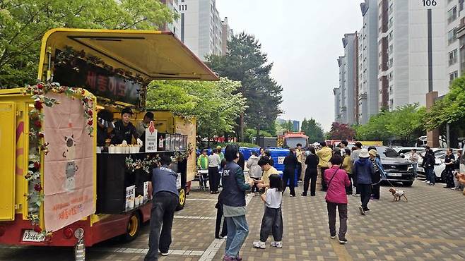 [세종=뉴시스] 송승화 기자 =  화재가 발생한 세종시 조치원읍 한 아파트에서 무료 나눔하는 노란색 푸드트럭. 2026.05.03. ssong1007@newsis.com *재판매 및 DB 금지