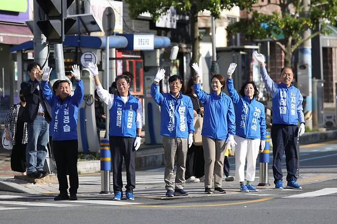 [거제=뉴시스] 신정철 기자= 더불어민주당 고민정 국회의원이 4일 경남 거제시를 찾아 ‘교육 인프라, 거제발전 예산' 등 더불어민주당 변광용 거제시장 후보 지원을 약속했다. 사진은 고민정 의원(사진, 오른쪽 3번째)이 이날 오후 삼성중공업 정문의 장평오거리에서 변광용 거제시장 후보(사진, 가운데) 비롯 시·도의원 출마자들과 함께 퇴근인사를 하고 있다.(사진=변광용후보선대본 제공).2026.05.04. photo@newsis.com *재판매 및 DB 금지