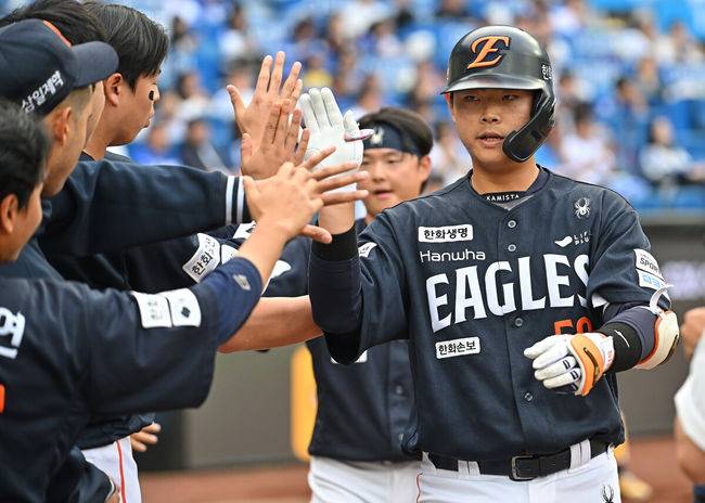 [OSEN=대구, 이석우 기자] 2일 대구삼성라이온즈파크에서 2026 신한 SOL KBO 리그 삼성 라이온즈와 한화 이글스의 경기가 열렸다. 홈팀 삼성은 장찬희가, 방문팀 한화는 문동주가 선발 출전했다. 한화 이글스 허인서가 2회초 무사 1루 좌월 2점 홈런을 치고 하이파이브를 하고 있다. 2026.05.02 / foto0307@osen.co.kr