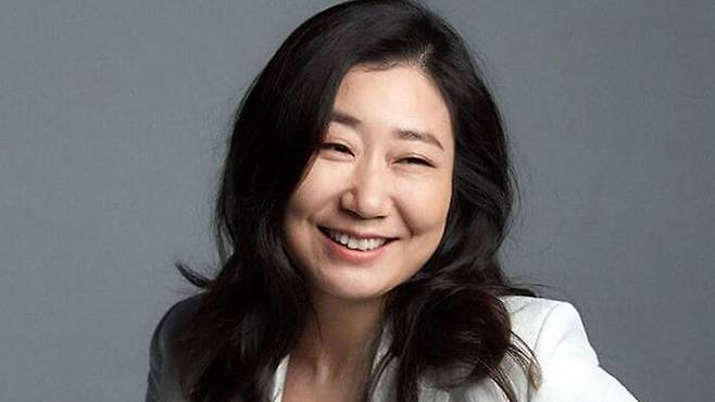 차가운 공사판의 일당으로 아내의 자긍심을 지켜낸 강건한 손길. 라미란의 성공 뒤에는 가장 추웠던 겨울을 함께 버틴 남편의 온도가 있었다.&nbsp;씨제스엔터테인먼트