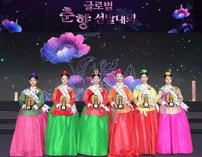 지난 4월 30일 전북 남원 광한루원 특설 무대에서 열린 '제96회 춘향제 글로벌 춘향선발대회' 입상자들이 기념 촬영하고 있다. 왼쪽부터 춘향 정 김도현, 선 이소은, 진 김하연, 미 리나, 숙 김서원, 현 이현아. 남원시 제공