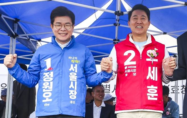 손 맞잡은 정원오·오세훈 - 6·3 지방선거를 한 달 앞둔 3일 정원오(왼쪽) 더불어민주당 서울시장 후보와 오세훈 국민의힘 서울시장 후보가 서울 효창운동장에서 열린 서울시장기 축구대회 개회식에 참석해 손을 잡고 환하게 웃으며 기념촬영을 하고 있다. 뉴시스