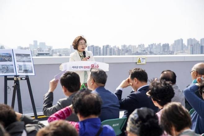 박희영 서울 용산구청장이 지난달 29일 해방촌 공영주차장 복층화 공사 준공식에서 인사말을 하고 있다. 용산구 제공