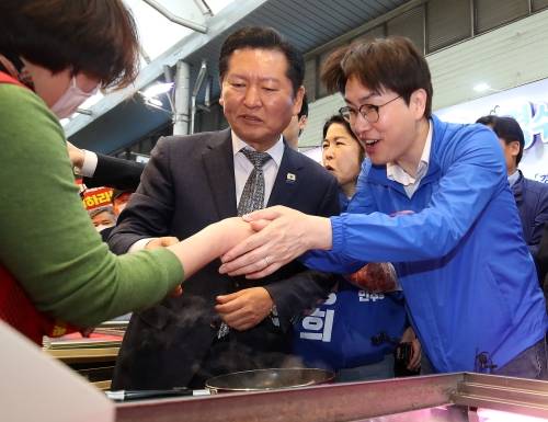 구포시장 상인과 만나는 정청래·하정우 - 정청래 더불어민주당 대표와 부산 북갑 국회의원 보궐선거에 출마하는 하정우 전 청와대 AI미래기획수석이 3일 부산 북구 구포시장을 찾아 상인들과 인사를 나누고 있다.  2026.5.3 뉴스1