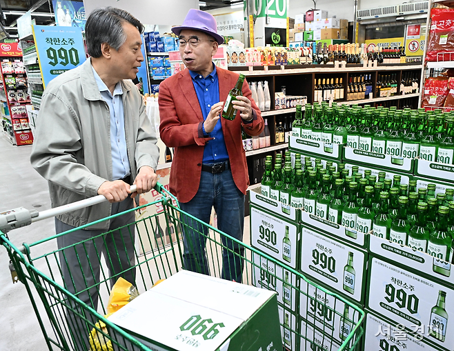 지난 4월6일 서울 송파구 가락몰 다농마트에서 조웅래 선양소주 회장이 ‘착한소주 990’을 고객에게 설명하고 있다. 성형주 기자