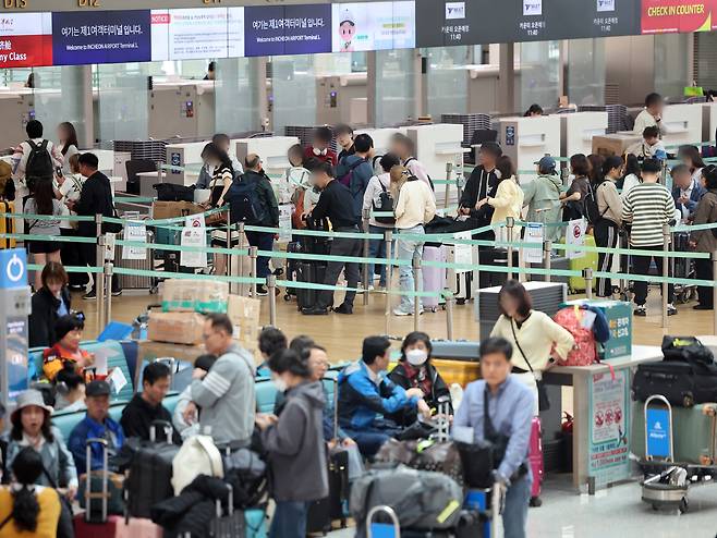 올해 법정공휴일로 지정된 노동절과 어린이날을 낀 징검다리 연휴 기간인 1일 인천국제공항 입국장에서 승객들이 출국수속을 하고 있다. 뉴스1