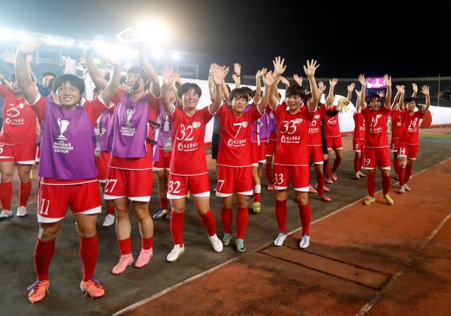 북한 내고향여자축구단 선수들이 2025년 11월 15일 미얀마 양곤에서 열린 ISPE FC와의 AFC 여자 챔피언스리그 경기 후 팬들에게 인사하고 있다. EPA연합뉴스