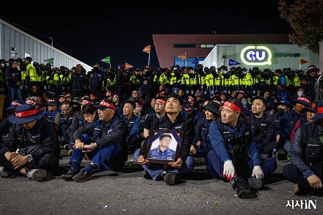 4월20일 경남 진주시 정촌면 CU진주물류센터 앞에서 화물연대 조합원들이 경찰과 대치하고 있다. 가운데 한 조합원이 숨진 서 아무개씨의 영정을 들고 있다. ⓒ시사IN 박미소