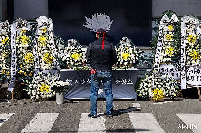 4월21일 BGF로지스 진주센터 앞에 차려진 빈소. ⓒ시사IN 박미소