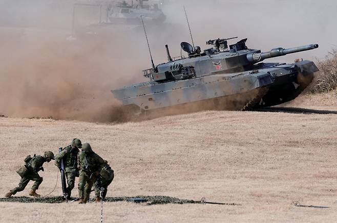 일본 자위대 제1공수여단이 1월11일 탱크 등을 활용한 훈련을 하고 있다. ⓒREUTERS