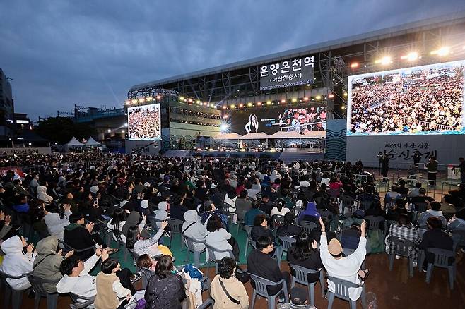 4일 이순신 축제 폐막 공연을 관람하고 있는 모습 ⓒ아산시 제공
