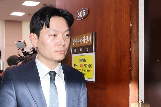 쌍방울 대북 송금 사건을 수사했던 박상용 인천지방검찰청 부부장검사가 지난달 3일 국회에서 열린 '윤석열정권 정치검찰조작기소 의혹사건 진상규명' 국정조사특별위원회 전체회의에서 서영교 위원장의 대기 장소 이동 조치에 이석하고 있다. ⓒ연합뉴스