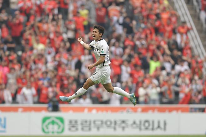 강원 김대원이 2일 인천과 원정경기서 선제골을 넣은 뒤 기뻐하고 있다. 사진제공｜한국프로축구연맹
