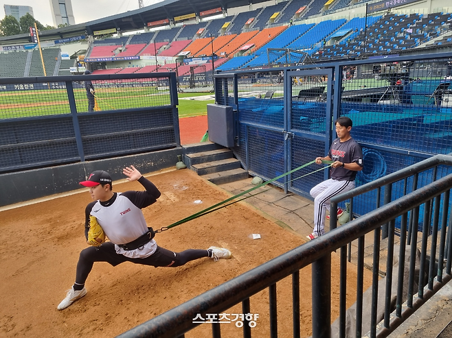 LG 김윤식이 2022년 여름 잠실구장 불펜에서 김광삼 코치와 밴드훈련을 하고 있다. 안승호 기자