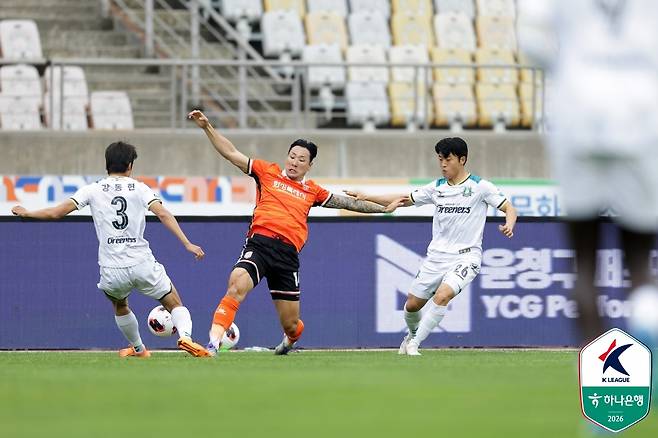 화성FC 김병오가 3일 화성종합경기타운 주경기장에서 열린 안산 그리너스전에서 볼 경합을 펼치고 있다. /사진=한국프로축구연맹 제공