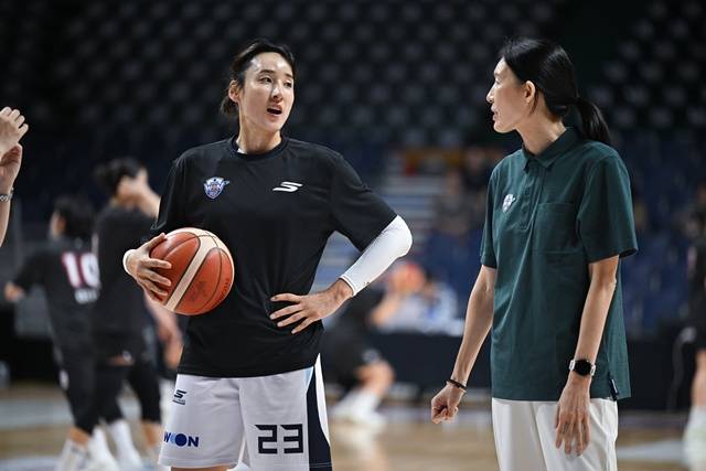 아산 우리은행 에이스 김단비(왼쪽)와 전주원 신임 감독. /사진=WKBL 제공