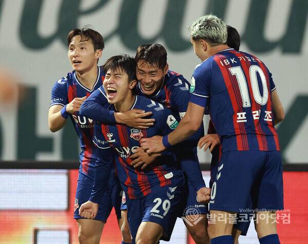 수원FC 최기윤 쐐기골, 기뻐하는 선수들.2026.5.3.