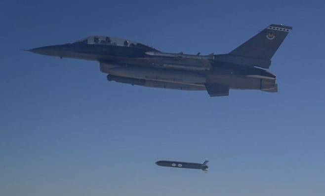 미국 공군 F-16 전투기가 신형 사거리연장공격탄(ERAM) AGM-188A ‘러스티 대거’를 시험 투하하고 있다. 미국 공군 제공