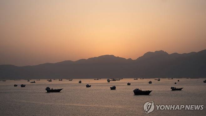 지난 1일(현지시간) 오만에서 바라본 호르무즈 해협 [로이터 연합뉴스 자료사진]