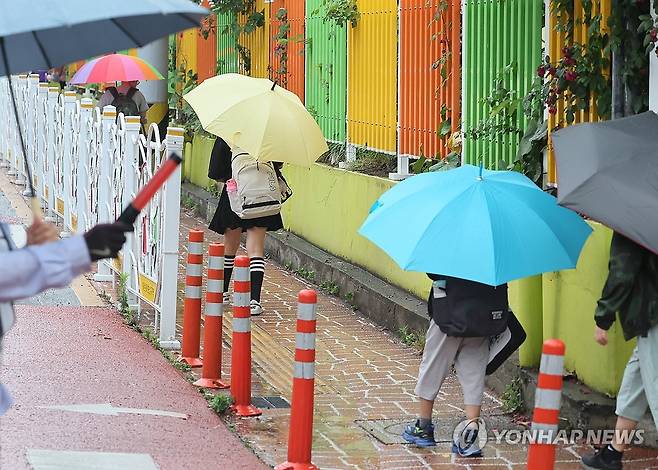 초등학생 등교길 [연합뉴스 자료사진. 본 기사와 직접 관련 없음]