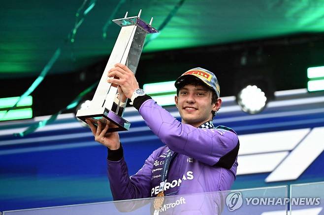 우승 트로피를 들고 기뻐하는 키미 안토넬리 [AFP=연합뉴스]