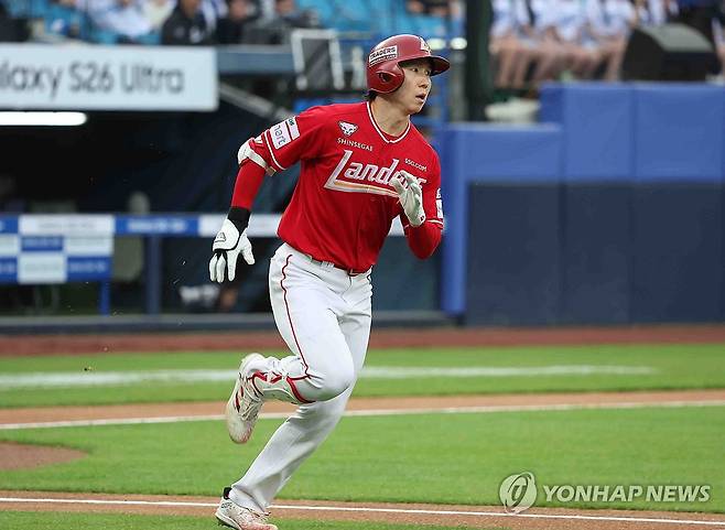 박성한 '쉼 없는 안타' (대구=연합뉴스) 김현태 기자 = 21일 대구 삼성라이온즈파크에서 열린 2026 신한 SOL뱅크 KBO리그 SSG 랜더스와 삼성 라이온즈의 경기. 1회 초 무사 상황에서 타석에 선 SSG의 박성한이 안타를 친 뒤 1루로 달리고 있다. 2026.4.21 mtkht@yna.co.kr