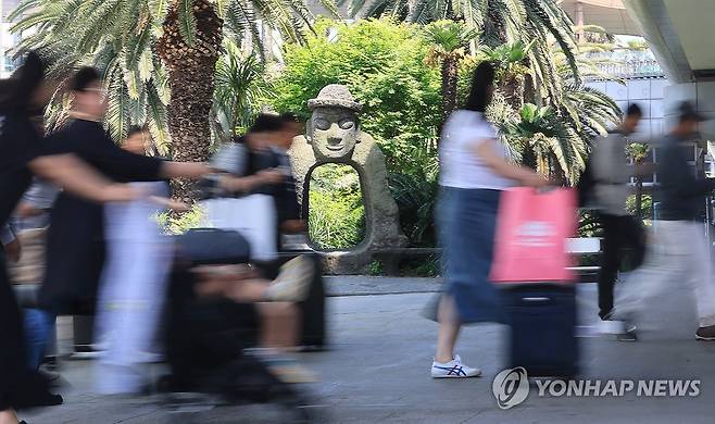어린이날 연휴 앞두고 붐비는 제주공항 [연합뉴스 자료사진]