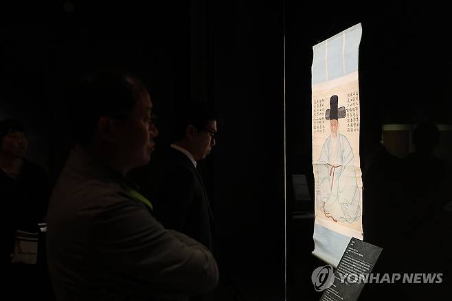 단원 김홍도 스승 '강세황의 자화상' (서울=연합뉴스) 임화영 기자 = 4일 서울 용산구 국립중앙박물관 상설전시관 서화실에서 열린 '단원 김홍도, 시대를 그리다' 전시에 김홍도의 스승인 강세황의 '자화상'이 전시돼 있다. 2026.5.4 hwayoung7@yna.co.kr