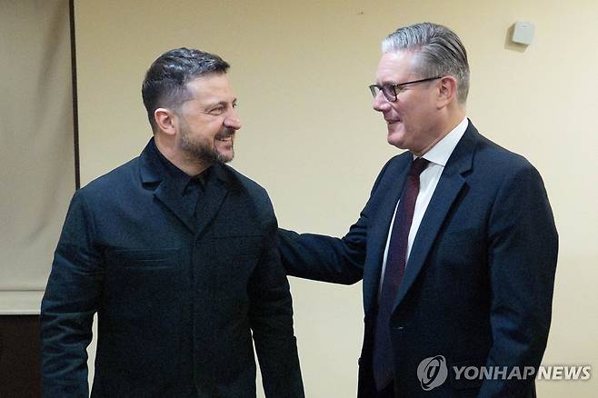 볼로디미르 젤렌스키 우크라이나 대통령(왼쪽)과 키어 스타머 영국 총리 [로이터=연합뉴스 자료사진. 재판매 및 DB 금지]