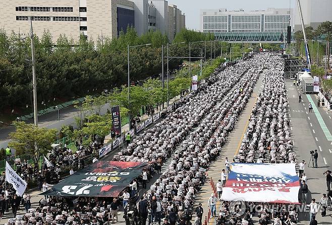 삼성전자 평택캠퍼스 앞에서 열린 투쟁 결의대회 (평택=연합뉴스) 홍기원 기자 = 23일 경기도 평택시 삼성전자 평택캠퍼스 앞에서 열린 삼성전자 노동조합 공동투쟁본부의 '투명하게 바꾸고, 상한폐지 실현하자-4/23 투쟁 결의대회'에서 조합원들이 구호를 외치고 있다. 2026.4.23 [공동취재] xanadu@yna.co.kr