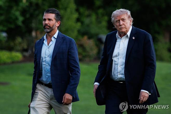 아들과 함께 백악관에 들어서는 도널드 트럼프 미국 대통령(오른쪽) [UPI 연합뉴스 자료사진. 재판매 및 DB 금지]