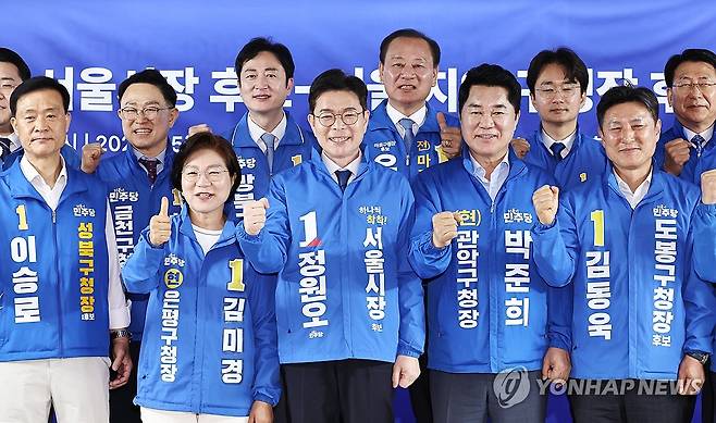 기념 촬영하는 정원오 후보 (서울=연합뉴스) 이진욱 기자 = 더불어민주당 정원오 서울시장 후보가 4일 서울 중구 태평빌딩 사무실에서 서울지역 구청장 후보들과 간담회에 앞서 기념 촬영하고 있다. 2026.5.4 cityboy@yna.co.kr
