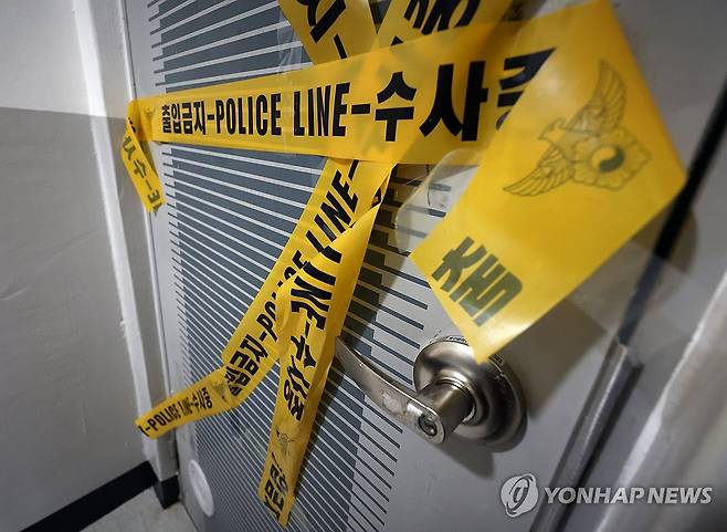 전처 살해 발생한 울산 아파트에 설치된 폴리스라인 (울산=연합뉴스) 장지현 기자 = 60대 남성이 전처를 살해하고 숨진 울산의 한 아파트 앞에 4일 폴리스라인이 설치돼 있다.
    이 아파트에 살던 60대 A씨는 지난 3일 짐 정리를 하러 찾아온 전처 B씨를 살해한 뒤 112에 스스로 신고했으며, 신고 2분 만에 투신해 숨졌다. 2026.5.4 jjang23@yna.co.kr