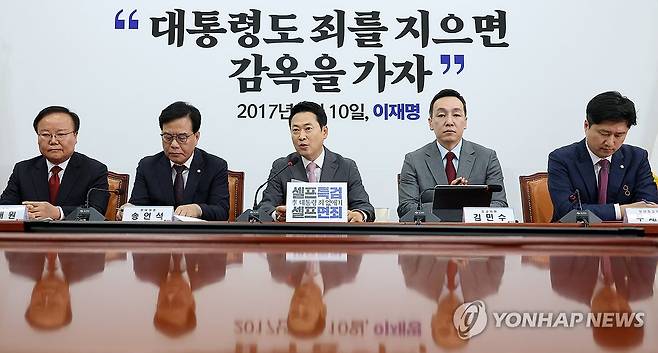 국민의힘 최고위원회의 (서울=연합뉴스) 이동해 기자 = 국민의힘 장동혁 대표(가운데)가 4일 국회에서 열린 최고위원회의에서 발언하고 있다. 2026.5.4 eastsea@yna.co.kr