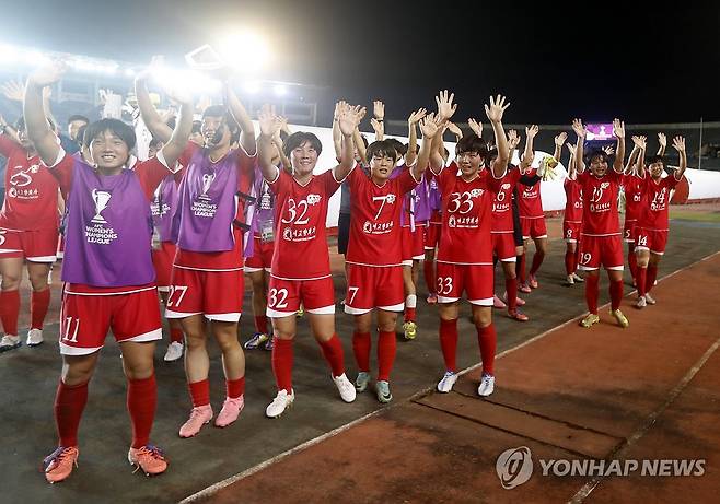 내고향축구단, 북한 선수단으로는 8년 만에 한국 방문 (서울=연합뉴스) 북한의 내고향여자축구단이 아시아축구연맹(AFC) 여자 챔피언스리그(AWCL) 출전을 위해 한국을 방문한다. 
    대한축구협회는 2025-2026 AWCL 4강전에서 수원FC 위민을 상대하는 내고향의 방한이 확정됐다고 4일 밝혔다.
    북한 선수가 한국에서 열린 스포츠 대회에 출전한 건 2018년 12월 인천에서 열린 국제탁구연맹(ITTF) 월드투어 그랜드파이널스가 마지막이다. 
    사진은 지난 2025년 11월 15일 미얀마 양곤에서 AWCL ISPE(미얀마)와의 경기를 마친 뒤 팬들에게 인사하는 북한 내고향여자축구단. 2026.5.4 [EPA·연합뉴스 자료사진] photo@yna.co.kr