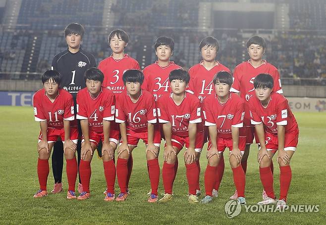 내고향축구단, 북한 선수단으로는 8년 만에 한국 방문 (서울=연합뉴스) 북한의 내고향여자축구단이 아시아축구연맹(AFC) 여자 챔피언스리그(AWCL) 출전을 위해 한국을 방문한다. 
    대한축구협회는 2025-2026 AWCL 4강전에서 수원FC 위민을 상대하는 내고향의 방한이 확정됐다고 4일 밝혔다.
    북한 선수가 한국에서 열린 스포츠 대회에 출전한 건 2018년 12월 인천에서 열린 국제탁구연맹(ITTF) 월드투어 그랜드파이널스가 마지막이다. 
    사진은 지난 2025년 11월 15일 미얀마 양곤에서 열린 AWCL ISPE(미얀마)와의 경기에 앞서 포즈를 취하는 북한 내고향여자축구단. 2026.5.4 [EPA·연합뉴스 자료사진] photo@yna.co.kr