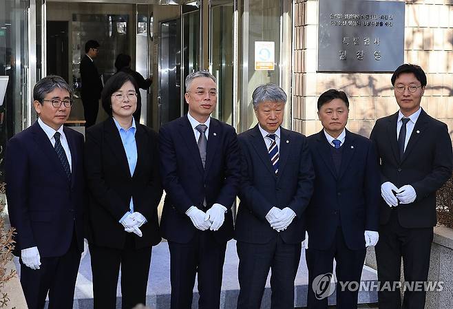 권창영 종합특검 현판식 (과천=연합뉴스) 최재구 기자 = 권창영 특별검사가 25일 과천에서 열린 윤석열ㆍ김건희에 의한 내란ㆍ외환 및 국정농단 행위의 진상규명을 위한 특별검사 사무실 현판식에서 현판 제막 후 특검보들과 사진촬영을 하고 있다. 2026.2.25 jjaeck9@yna.co.kr