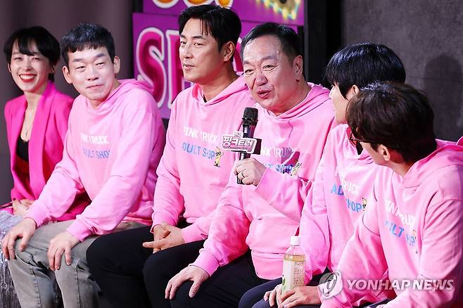 장항준 감독 원작 연극 '핑크트럭' 프레스콜 (서울=연합뉴스) 진연수 기자 = 4일 오후 서울 종로구 대학로 스타릿홀에서 열린 연극 '핑크트럭' 프레스콜에서 배우 박상면과 김성수 등 참석자들이 질문에 답하고 있다. 2026.5.4 jin90@yna.co.kr