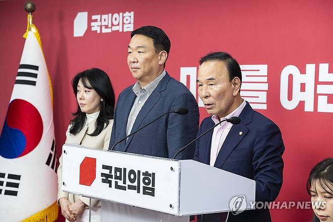 6·3 재보선 후보자 공천 결과 발표하는 국민의힘 공천관리위원회 (서울=연합뉴스) 황광모 기자 = 국민의힘 박덕흠 중앙당 공천관리위원장과 공관위원들이 1일 서울 여의도 국민의힘 중앙당사에서 이날 심사한 6·3 재보선 지역구 후보 공천 결과를 발표하고 있다. 2026.5.1 hkmpooh@yna.co.kr