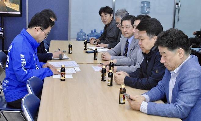민주당 민경선 고양시장 후보가 지역 내 공동주택 주거 환경개선과 입주민 안전확보를 위한 정책적 공약을 내놓은 가운데 지난 4일 선거사무소에서 전국아파트입주자대표회의연합회 이용 고양시지회장(사진 오른쪽 네번째) 등 주민 대표들과 간담회를 개최했다<민경선 후보캠프 제공>