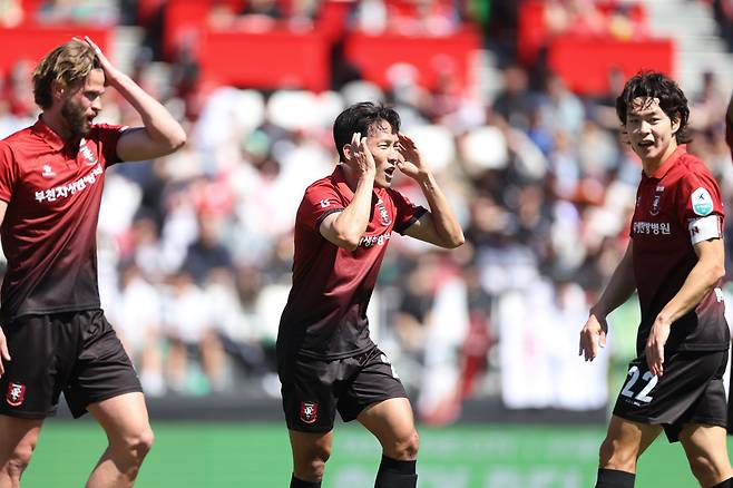프로축구 K리그1 부천FC 선수들이 5일 제주SK와의 경기에서 실점한 후 서로를 격려하고 있다.