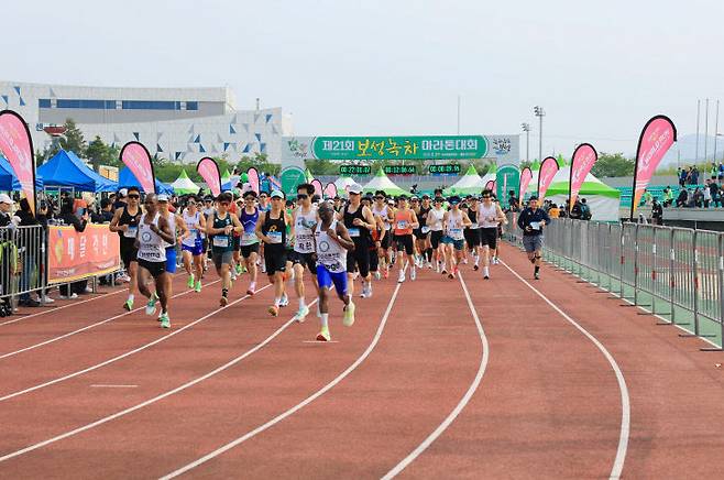 전국의 마라톤 건각들이 힘차게 출발선을 통과하고 있다.