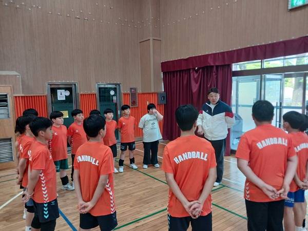 ▲ 진천 상산초등학교 체육관에서 소재현 감독이 핸드볼팀 선수들에게 훈련 내용을 설명하고 있다. 사진=조은숙 기자