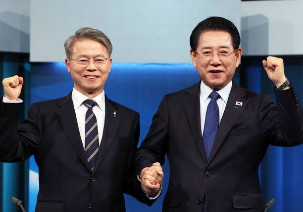 더불어민주당 민형배(왼쪽)ㆍ김영록 전남광주통합특별시장 경선 후보가 자넌 4월 9일 광주 남구 월산동 광주MBC 공개홀에서 열린 본경선 토론회에 참석해 기념 촬영하고 있다. 연합뉴스