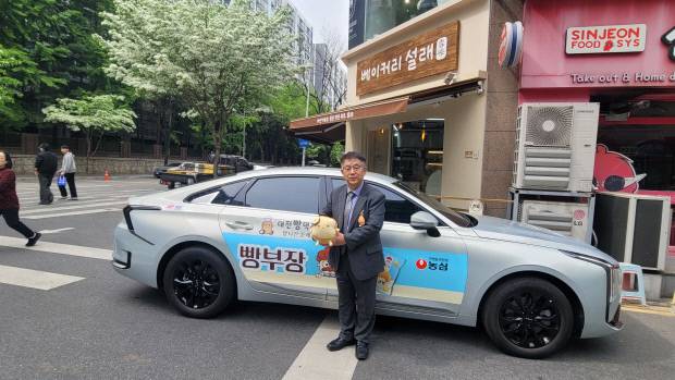 성심당 등 대전의 빵집을 찾아가는 ‘대전 빵택시’를 운행, 인기를 모으고 있는 함평 출신 안성우 기사.