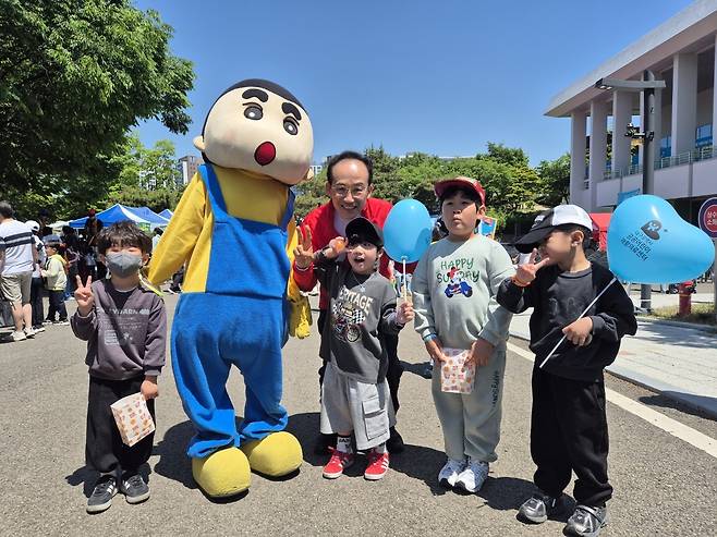 국민의힘 추경호 대구시장 후보가 5일 대구 수성구 어린이세상 꾀꼬리극장 앞에서 어린이들과 기호 2번을 상징하는 승리의 ‘브이(V)’ 포즈를 취하며 활짝 웃고 있다. /장은희기자
