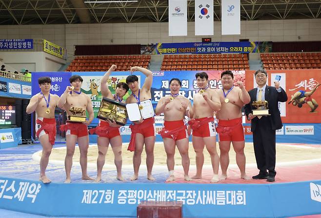 ▲ 영남대가 '제27회 증평인삼배 전국장사씨름대회' 대학부 단체전 경기에서 정상에 등극했다. (좌측부터 이준기, 황주하, 하상원, 심유찬, 윤현웅, 이수현, 김영재, 허용 감독). 대한씨름협회 제공.