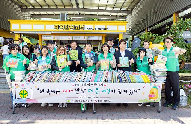 ▲ 새마을문고칠곡군지부 회원들과 우충기 칠곡군 새마을회장, 칠곡휴게소 관계자들이 어린이날'책 나눔'행사를 열고 기념촬영을 하고 있다. 이날 준비한 책 600권은 2시간 만에 모두 동났다. 칠곡군 제공