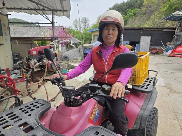 행여 시어머니에게 응급상황이 생길까 봐 늦깎이 원동기 면허까지 취득한 김순옥씨가 자택 마당에서 사륜 오토바이에 올랐다. 이 투박한 사륜 오토바이는 47년째 시어머니의 곁을 그림자처럼 지키는 김씨의 가장 든든한 발이 되어주고 있다. 김용국 기자
